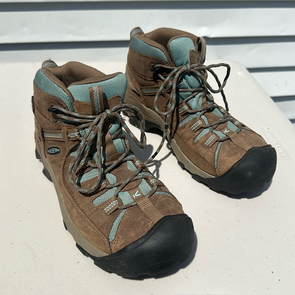 Women’s Keen hiking boots size 9